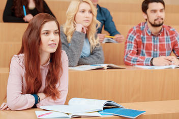 ESTUDIANTES EN CLASE